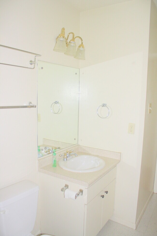 Building Photo - 3 BR / 1 BA House off Shoal Creek/Steck!