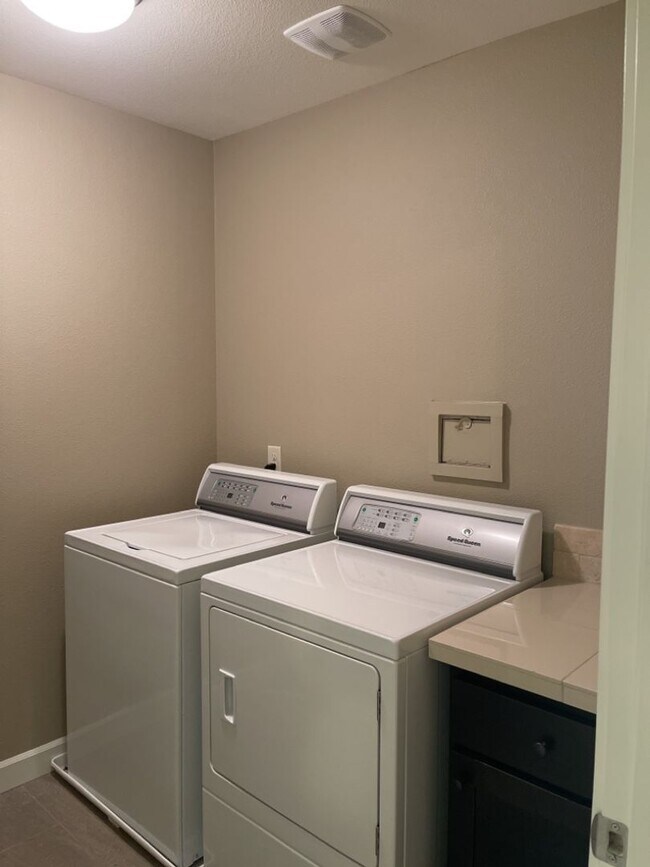 Building Photo - Beautiful Townhome in Camas!