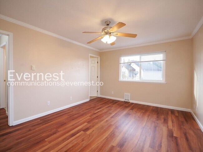 Building Photo - 2 Bed, 1.5 Bath Condo with Off-Street Parking / Available Now!