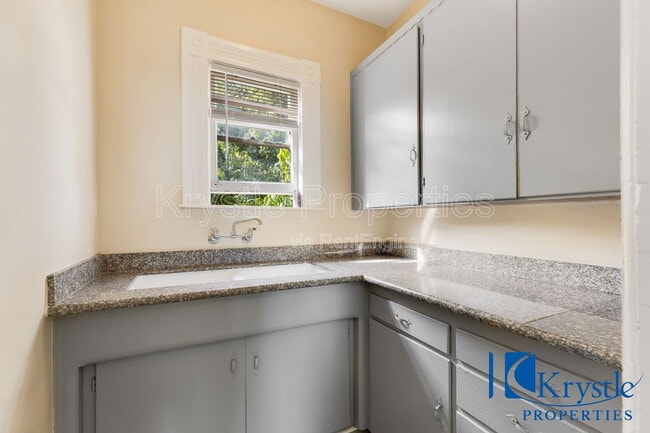 Building Photo - 711 1/2 Carolina St