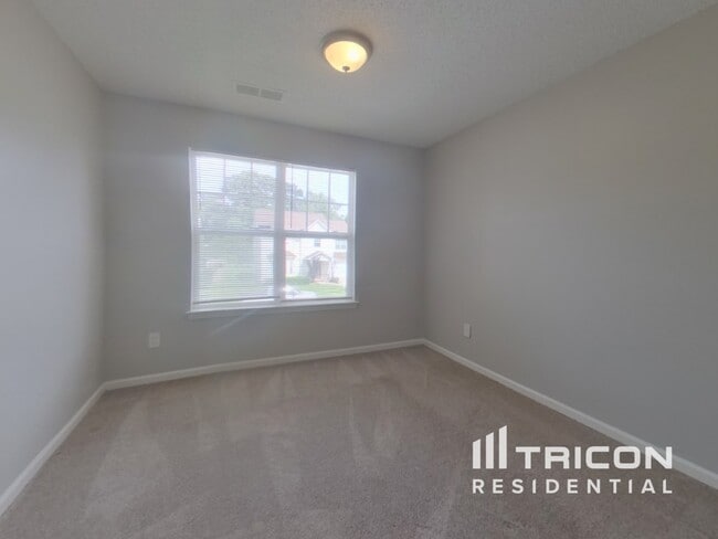 Building Photo - 825 Raindrops Rd