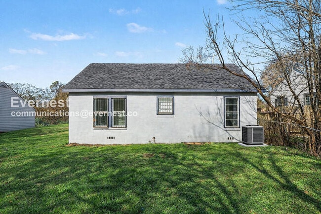 Building Photo - 3 Bed/2 Bath with Off-Street Parking / Vouchers Accepted / Available Now!