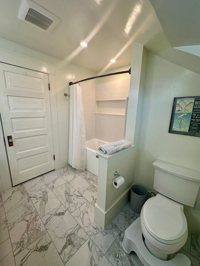 Building Photo - Furnished 2 bedroom Craftsman Apartment
