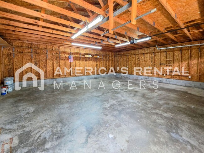 Building Photo - DEPOSIT PENDING! Newly Renovated and Ready for Move In!