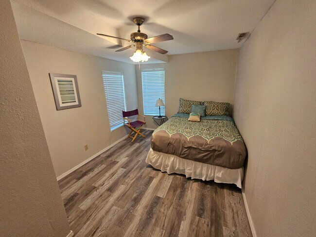 Building Photo - NIce remodeled 2 bedroom home close to dow...