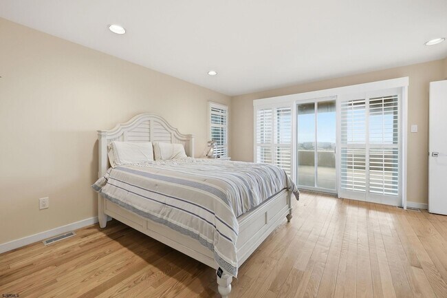 Building Photo - 119 S 11th Ave