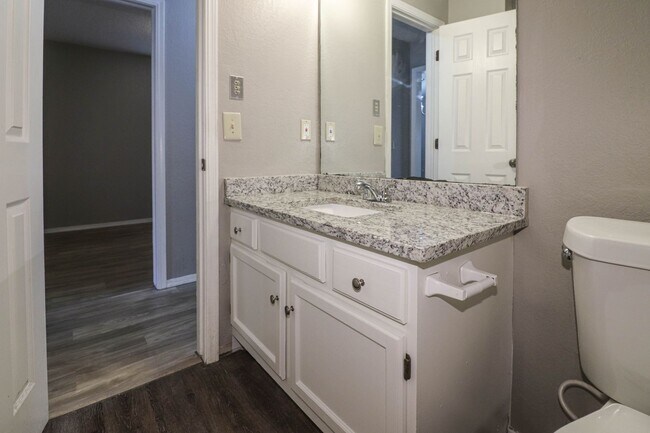 Building Photo - Cozy & Updated