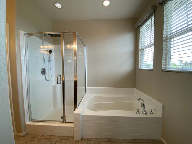 Building Photo - Beautiful 5 Bedroom/3 Bath Oceanside Home in Dixie Village