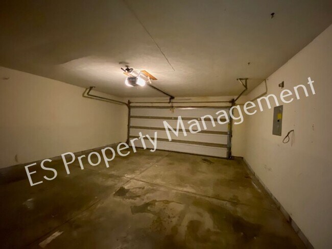 Building Photo - Wonderful 3 Bedroom 2 Bathroom Ranch Style...