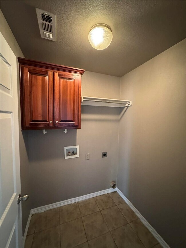 Building Photo - 1457 Prairie View Ave