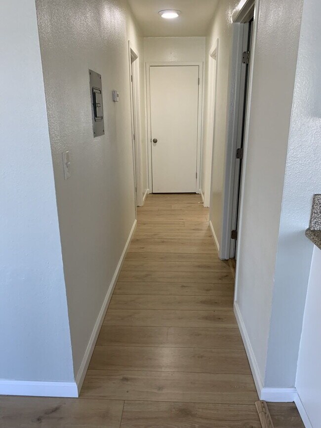 Building Photo - Updated Unit with Vinyl Floors & Stainless...