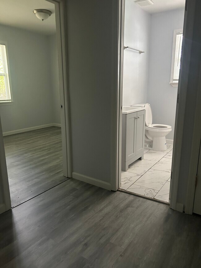 Building Photo - Sharpe 4unit condo