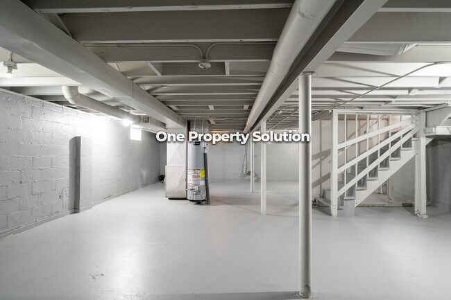 Building Photo - 5043 Washington St