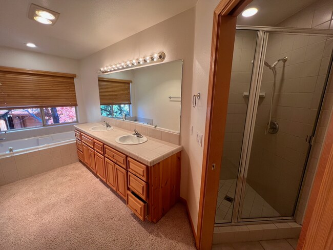Building Photo - Low Elevation Home Steps From Championship Golf Course