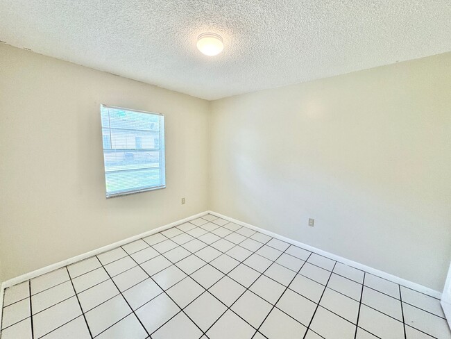Building Photo - ** BONITA SPRINGS ** 2 BED / 1 BATH ** WES...