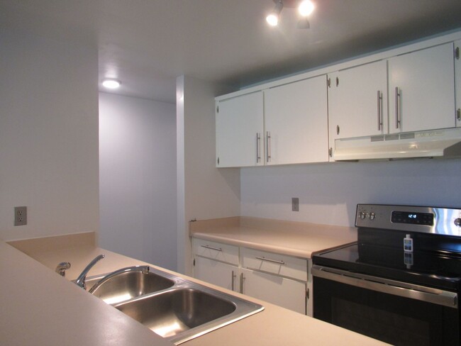 Building Photo - Ground Level, end unit one bedroom, one ba...