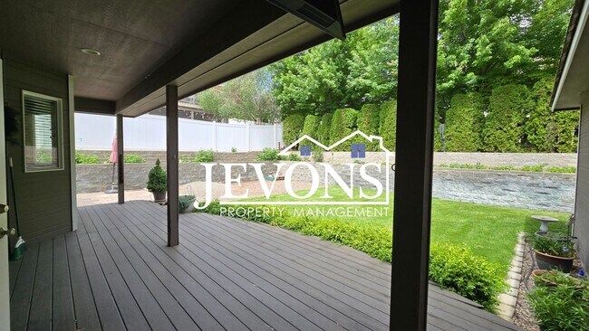 Building Photo - Open House viewings every Tuesday and Friday at 12:00 PM.