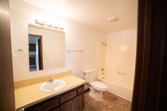 Building Photo - IKEMB02