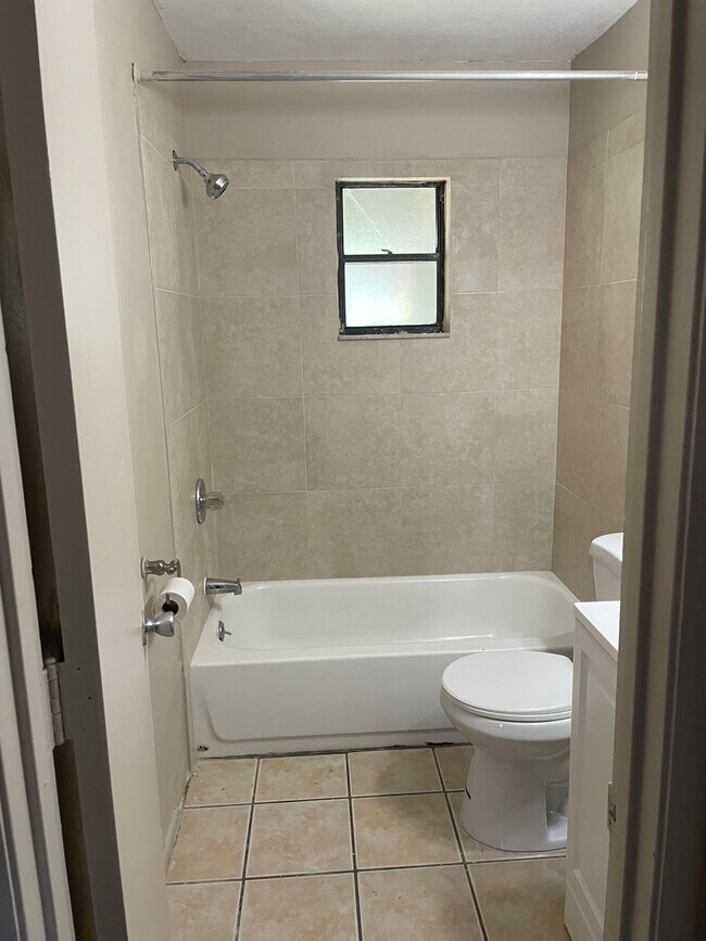 Building Photo - 5117 E 28th Ave