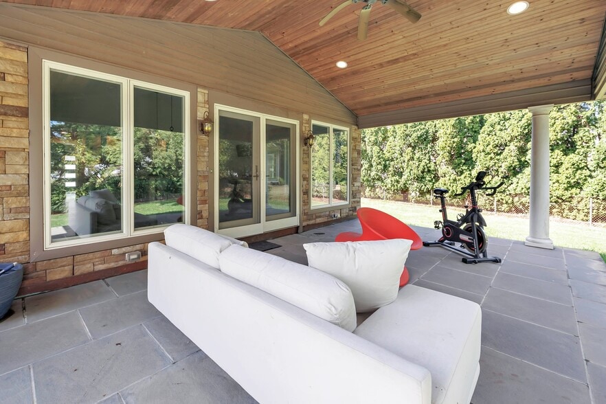 Building Photo - 26 Pearsall Pl