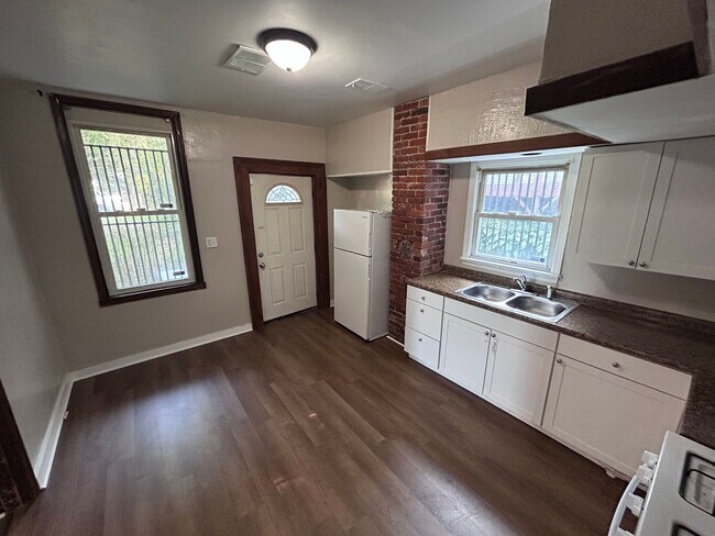 Building Photo - Large 4 Bedroom 1 Bathroom House (Marshall...