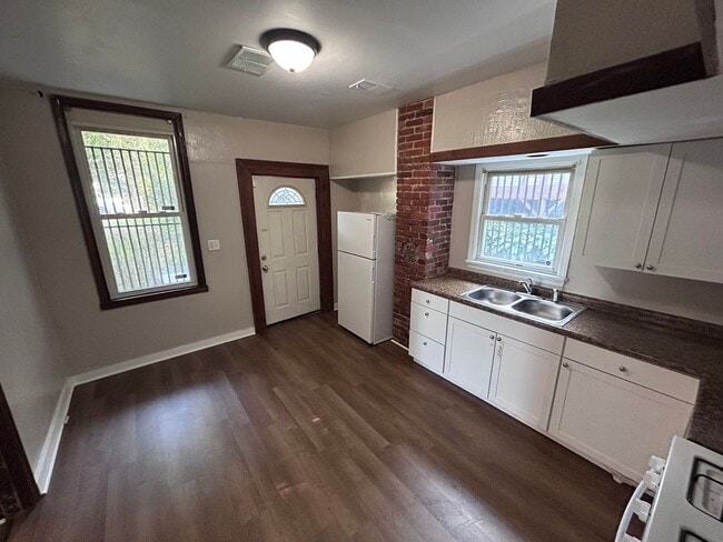 Building Photo - Large 4 Bedroom House - (Marshall-Shadelan...
