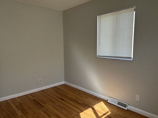 Building Photo - 1221 Scott Ave