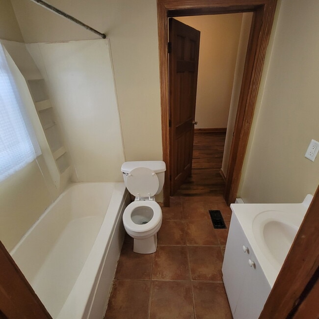 Building Photo - Near Southeast 2BR House!
