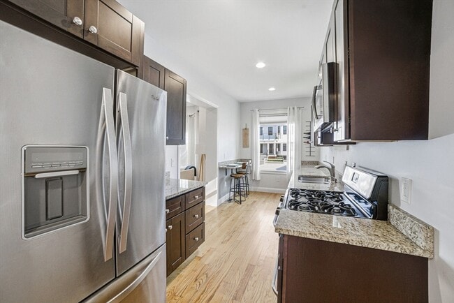 Building Photo - 659 Moody St