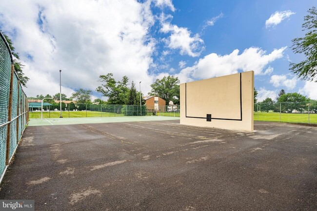 Building Photo - 10-U-10 Avon Dr