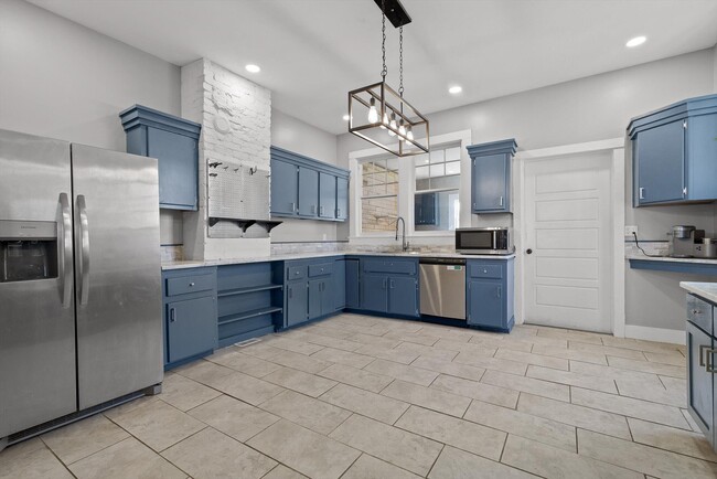 Building Photo - 207 Culberson Ave