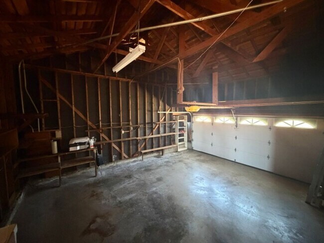 Building Photo - 460 Mariposa Dr