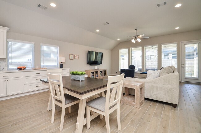 Building Photo - 30247 Gold Finch Pl