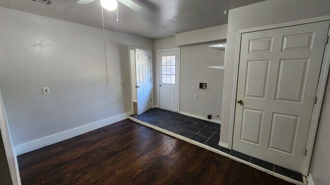 Building Photo - 119 W Clegern Ave