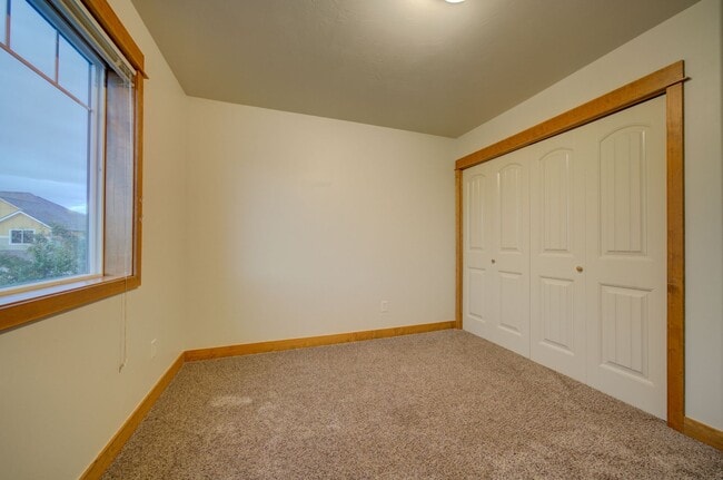 Building Photo - Laurel Glen Condo For Lease