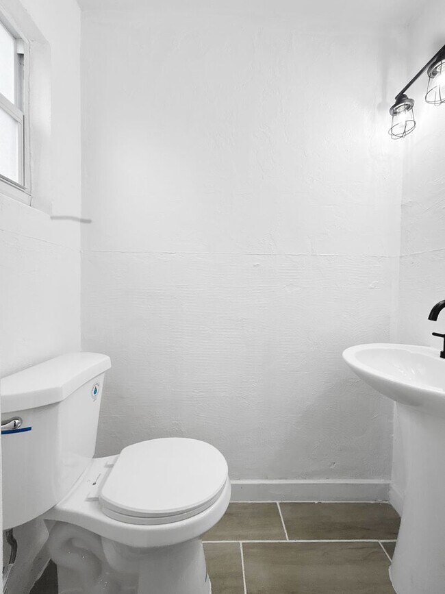 Building Photo - Beautiful Seminole Home with Large, Fully Fenced Backyard! | 3beds/1.5bath