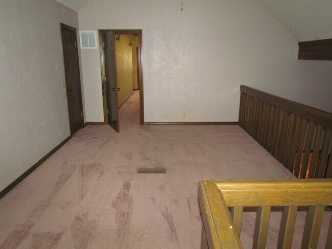 Building Photo - 4 or 5 bedroom and a bonus room with 4 baths for rent in SW OKC (Moore schools)!  Lots of space a...