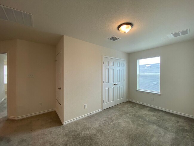 Building Photo - EDGEBROOK