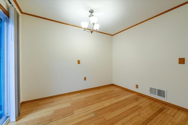 Building Photo - Fantastic 2-Bed, 2-Bath Townhouse with Pri...