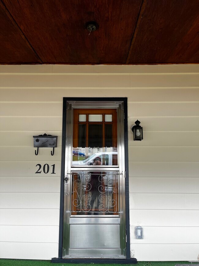 Building Photo - 201 Oak St