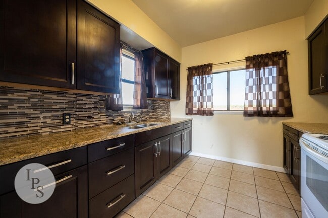 Building Photo - Fresno Westside Farm Home, 3BR/1BA, Built 1925 – Modern Updates!