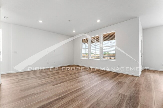 Building Photo - Charming Townhouse with Washer/Dryer and Garage