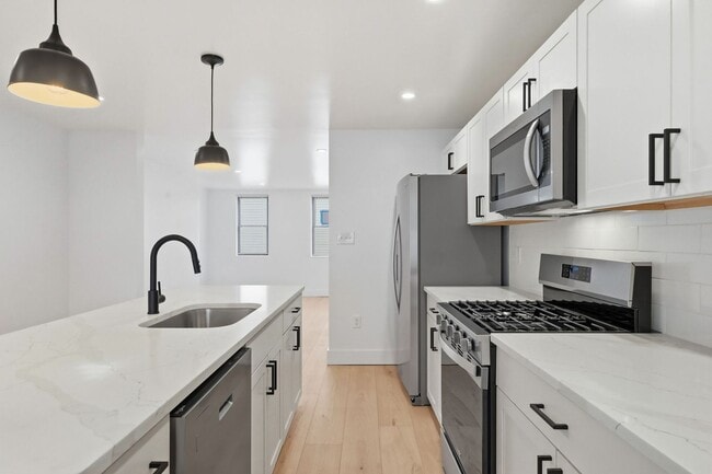 Building Photo - Luxury Rental - South Side Flats