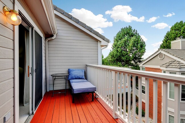 Building Photo - Beautiful luxury townhome style condominiu...