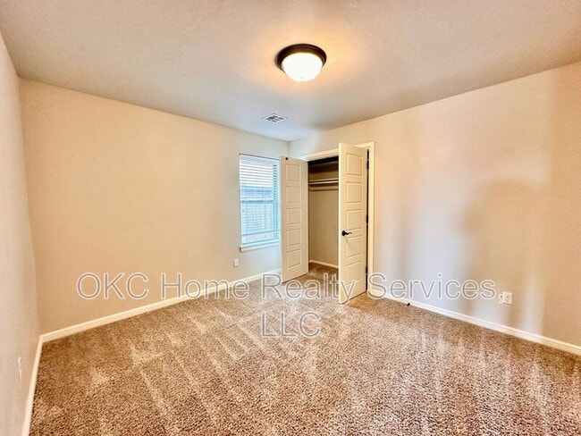 Building Photo - 2412 SE 92nd Terrace