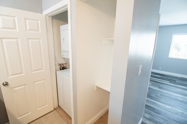 Building Photo - Clean & Spacious 1 Bedroom Apartment with ...