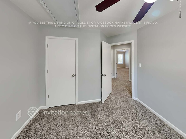 Building Photo - 410 Queens Dr SW