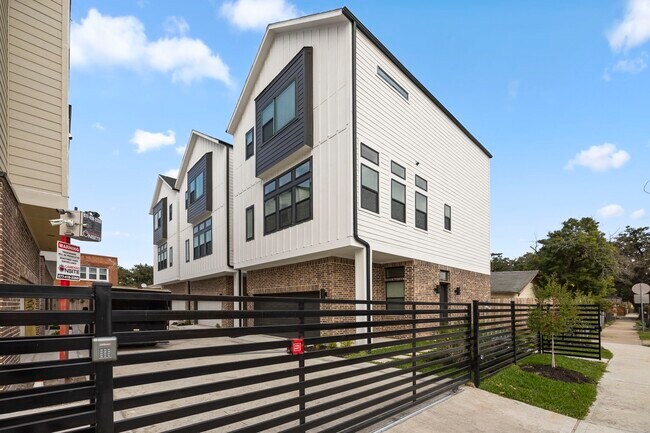 Building Photo - 326 Eastwood St