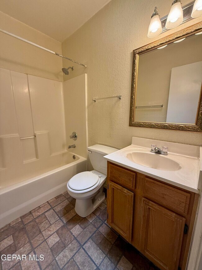 Building Photo - 12118 Royal Woods Dr