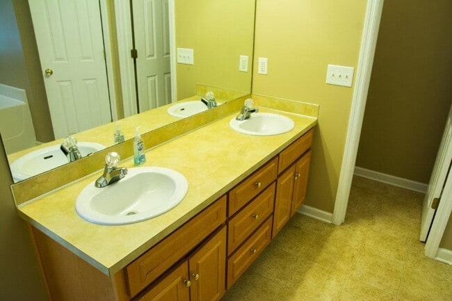 Building Photo - 3 Bed 2 Bath 2 Car Garage - North Columbus